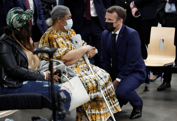 Prezydent Emmanuel Macron rozmawia z pacjentami, oczekującymi na szczepienie na koronawirusa