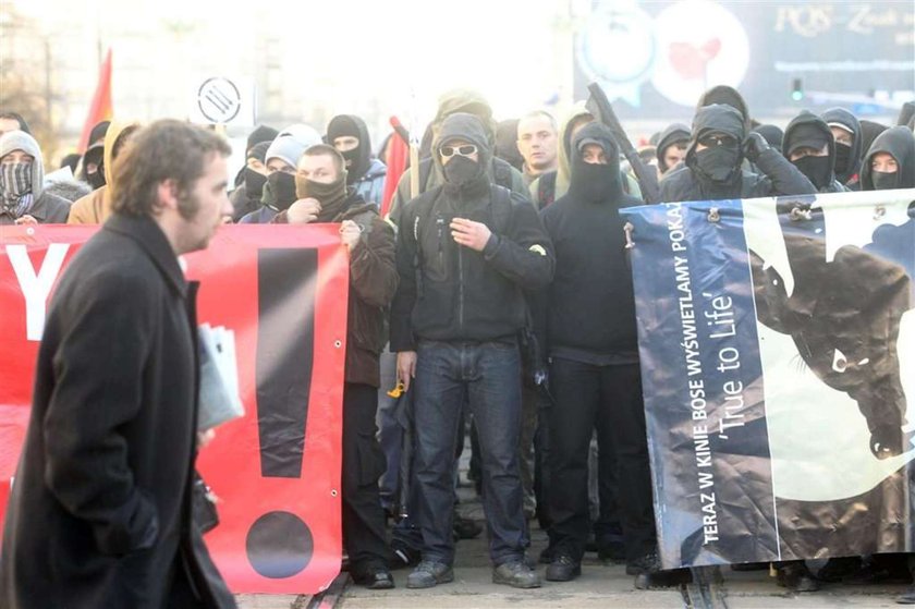 Premier ostro o anarchistach