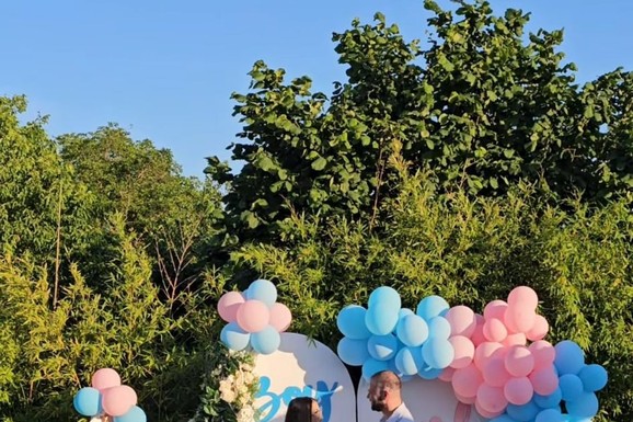 MARKO GAČIĆ SA TRUDNOM DEVOJKOM OTKRIVA POL BEBE I dalje se nije razveo od pevačice koju je varao, a sa novom napravio gala slavlje: "Sa srećom" (Foto)
