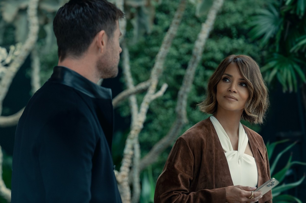 Chris Hemsworth i Halle Berry w filmie "Crime 101"