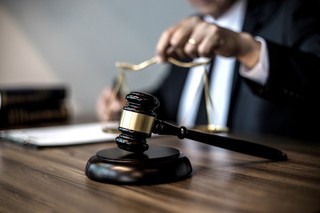 Przepisy zakazujące karać sędziów stosujących prawo UE skierowane do trybunału