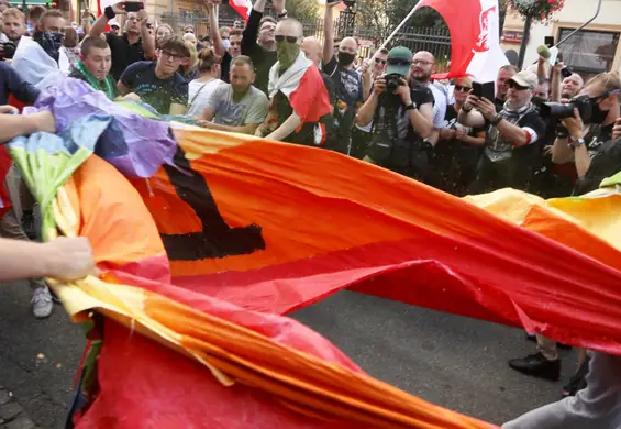 Państwo będzie bronić sumień wierzących przed "atakami LGBT". Zarobi naczelny "Do Rzeczy"