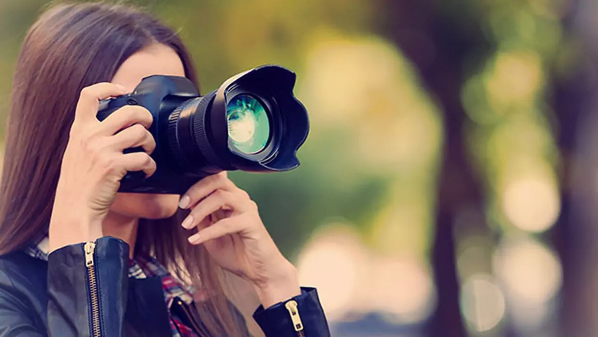 Nie chcesz być na fotografii? Przyklej sobie kropkę na czole