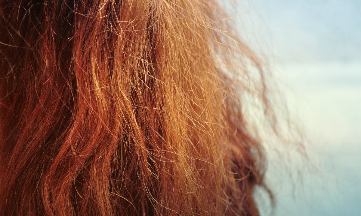 Włosy jak wata cukrowa? Trik z ręcznikiem je ratuje: przestańcie tak wycierać głowy!