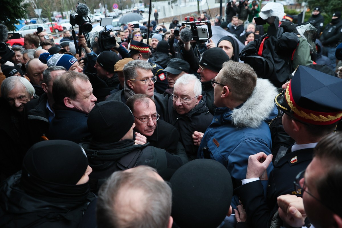 Warszawa, 07.02.2024. Politycy PiS Maciej Wąsik (C góra) i Mariusz Kamiński (C doł) przed Sejmem w Warszawie, 7 bm. Mariusz Kamiński i Maciej Wąsik zapowiedzieli swój udział w posiedzeniu izby. (sko) PAP/Leszek Szymański