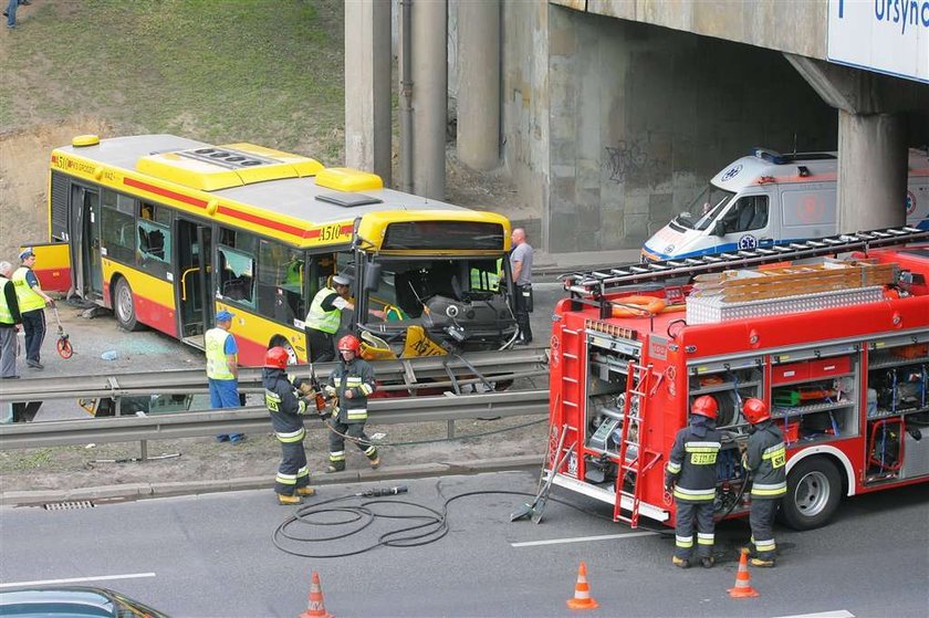 Wypadek autobusu. Czy to wina komórki?