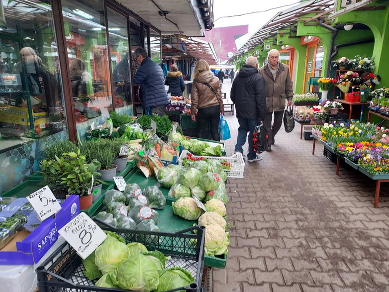 Hala Targowa. Na straganach nie brakuje towaru z Polski i importowanego