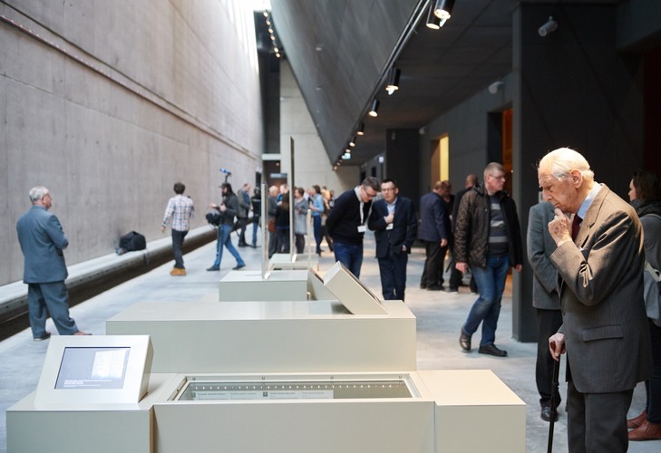 „Przewodnicy przeszli odpowiednie kursy, po ukończeniu których otrzymali od Muzeum stosowne certyfikaty. Listę przewodników wraz z kontaktami do nich umieścimy niebawem na stronie internetowej. Przewodników jest w tej chwili 30, niedługo ich liczba zwiększy się do 60” – poinformowała PAP Alicja Bittner z biura prasowego Muzeum. <br><br>
Dodała, że w najbliższych dniach ma zostać uruchomiony internetowy system sprzedaży biletów. „W tej chwili można je nabyć tylko w kasie. Można w niej kupić także bilety w przedsprzedaży – na konkretny dzień” – dodała.