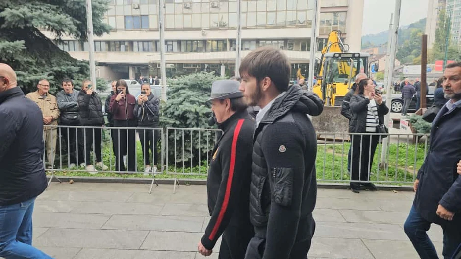 Haris Džinović sa sinom Kanom na komemoraciji Halidu Bešliću