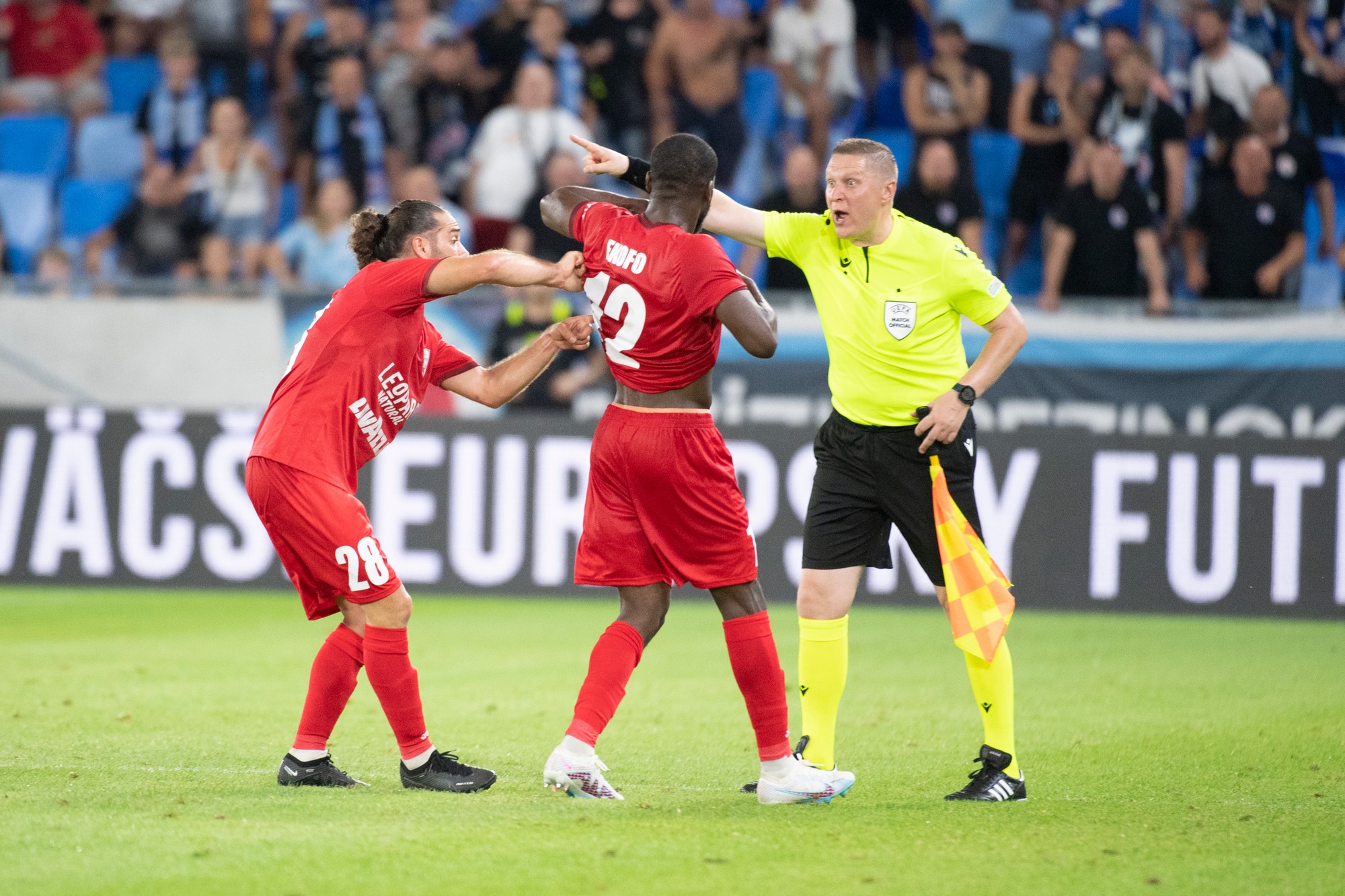 Vľava Charles Morren, Nego Ekofo (obaja Hesper) a hlavný rozhodca Viktor Kopijevskyj.