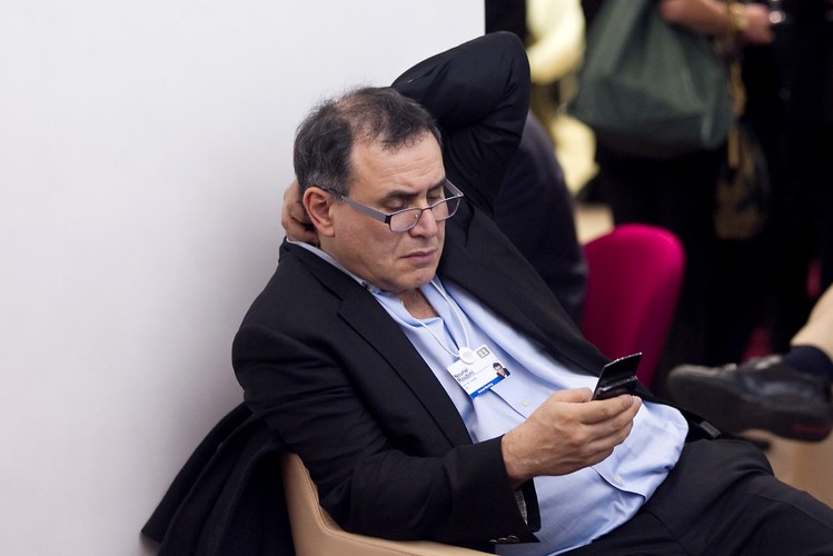 Nouriel Roubini założyciel Roubini Global Economics LLC. używa smartfonu Research in Motion (RIM) BlackBerry Torch.