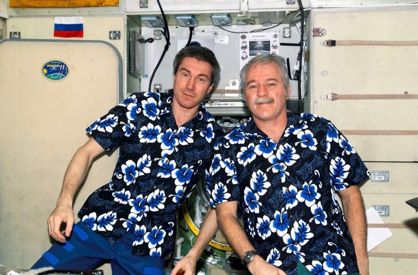 Sergej Krikaljov i američki inženjer leta Džon Filips u modulu Zvezda na ISS 1. avgusta 2005.