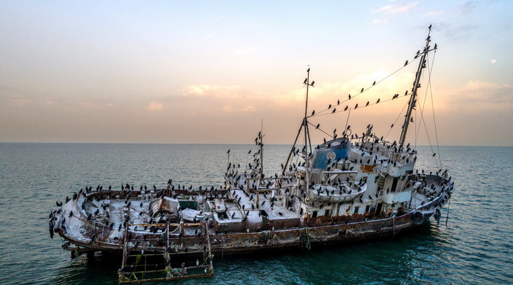 A rengeteg madárürüléktől 
már hófehérré váló hajó egyelőre bírja a strapát /Fotó: Northfoto