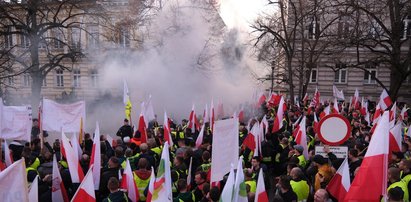 Rolnicy rozczarowani po wtorkowym proteście. Buczenie i gwizdy. "Porozumienia nie ma" [RELACJA NA ŻYWO]