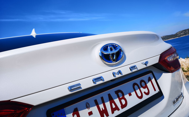 Toyota Camry z nowym napędem hybrydowym w Polsce znika w ciemno. A ile pali i jak jeździ?