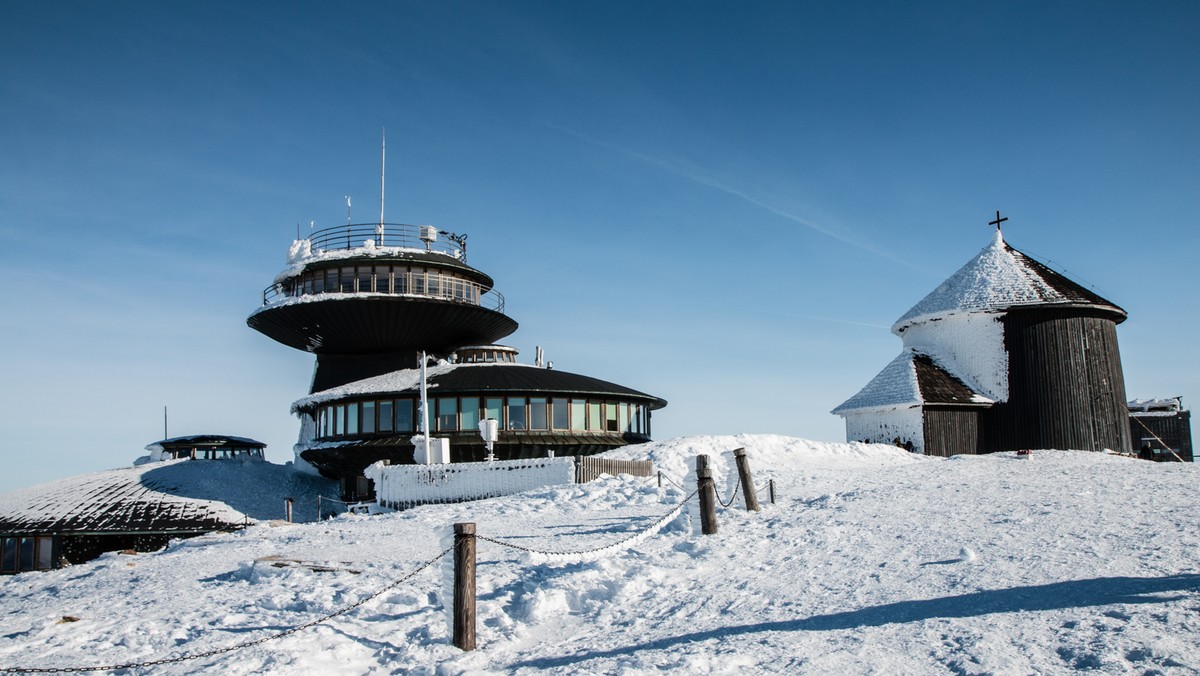 Od niemal 140 lat na Śnieżce (1602 m n.p.m), najwyższym szczycie Karkonoszy, prowadzone są nieprzerwanie pomiary meteorologiczne. Dziś w Wysokogórskim Obserwatorium Meteorologiczny IMGW pracuje osiem osób, a prowadzone tam pomiary są częścią globalnego systemu obserwacji meteorologicznych.