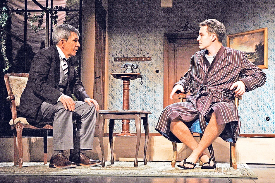 U središtu ove scenske priče je susret glavnog junaka sa samim sobom iz mladih dana