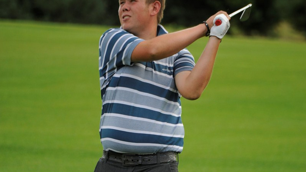 W miniony weekend na Kalinowych Polach koło Świebodzina, odbył się piąty już turniej z serii Deutsche Bank BMW Group Pro-Am Tour. Wojciech Świniarski i Peter Bronson, na których zwrócone były oczy kibiców, nie sięgnęli tym razem po zwycięstwo. Niespodziankę zgotował Jakub Ossowski, dla którego Kalinowe Pola są od tego sezonu miejscem pracy. Zwyciężył u siebie z wynikiem 74 uderzeń po pierwszej rundzie i 69 po drugiej, pozbawiając tym samym szans na trzeci w tym sezonie tytuł Wojciecha Świniarskiego.