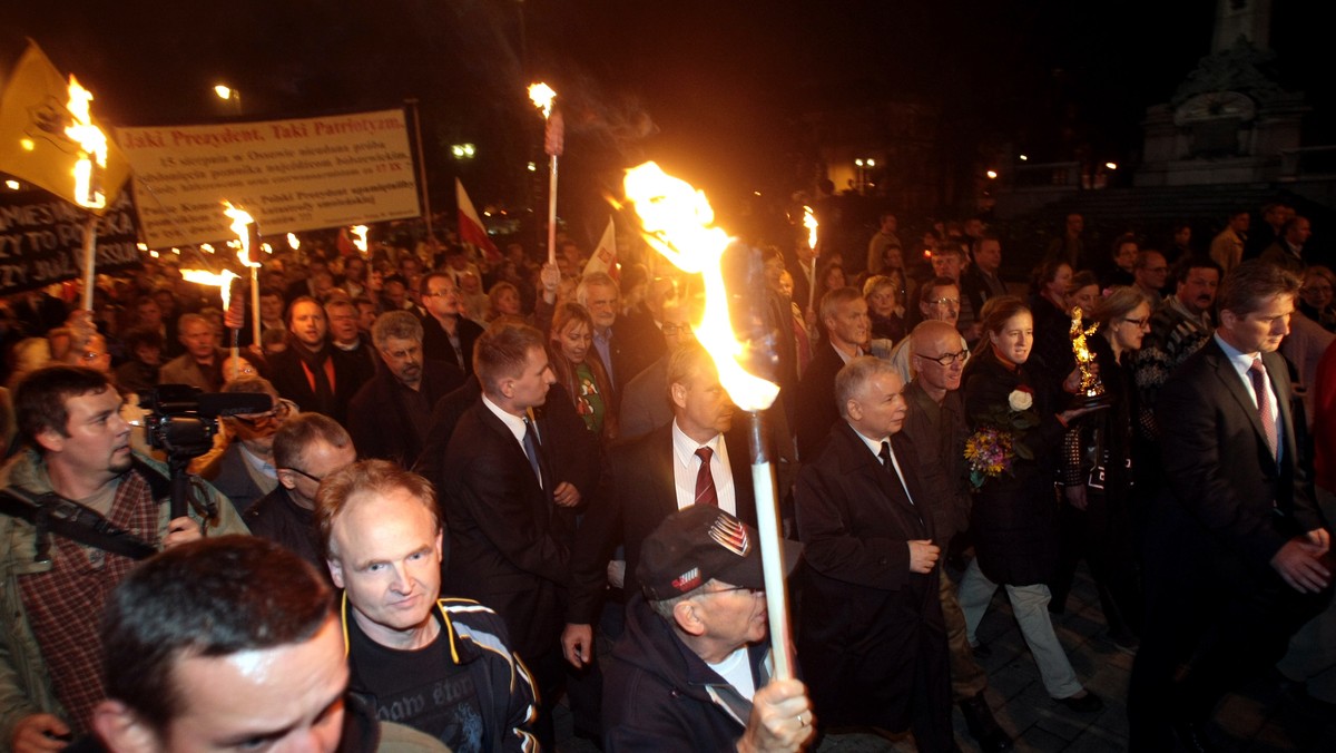 Około dwóch tysięcy osób zebrało się w piątek wieczorem, pięć miesięcy po katastrofie smoleńskiej przed Pałacem Prezydenckim. Wśród nich uczestnicy "marszu pamięci", w tym prezes PiS Jarosław Kaczyński. Zaapelował on do prezydenta Bronisława Komorowskiego o rozwiązanie sprawy krzyża na Krakowskim Przedmieściu oraz pomnika ofiar.