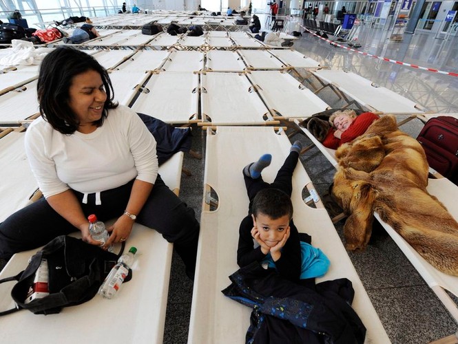 W Hanoverze dla pasażerów wystawiono łóżka polowe