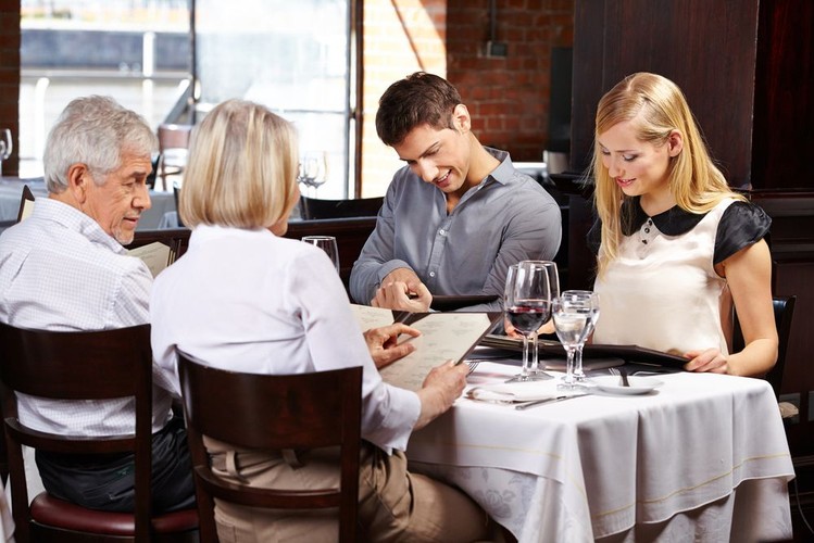 5. Pochopny wybór współkredytobiorcy. Często mówi się, że wspólny kredyt wiąże ludzi mocniej niż małżeństwo. Często młodzi małżonkowie nie mają zdolności pozwalającej na samodzielne zaciągnięcie kredytu i proszą rodziców o pomoc. Trzeba pamiętać, że współkredytobiorcy są solidarnie odpowiedzialni za spłatę zobowiązania. Okres kredytowania mieszkania jest zazwyczaj długi, więc takie rozwiązanie może prowadzić do problemów rodzinnych i finansowych. Należy też pamiętać, że współkredytobiorca może nie tylko wcale nie podwyższyć zdolności kredytowej, ale wręcz ją obniżyć, jeśli ma niskie dochody, a do tego inne zobowiązania kredytowe.