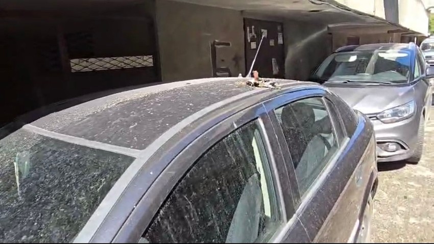 Ostaci požara završili na ulici i na automobilima ispred zgrade