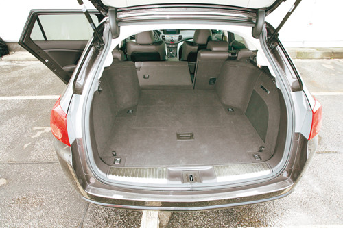 Honda Accord, Mazda 6 i Citroen C5 kontra VW Passat - Porównanie 4 kombi klasy średniej