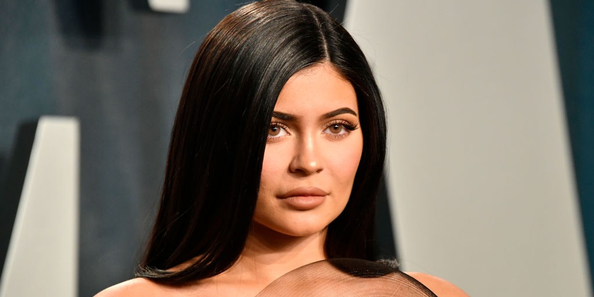 Kylie Jenner została wcześniej przez "Forbesa" okrzyknięta najmłodszą miliarderką świata, która samodzielnie doszła do fortuny. Magazyn ujawnił, że rodzina Jennerów prezentowała najprawdopodobniej sfałszowane dokumenty.