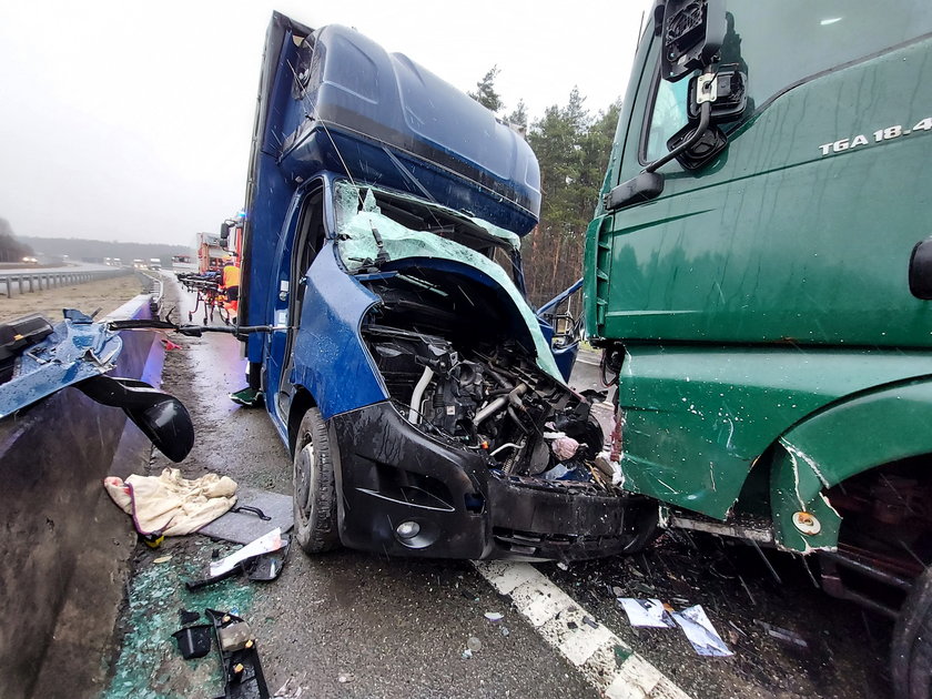 Koszmar na S1 w Mierzęcicach. Zginęło niemowlę i matka, wiele osób rannych