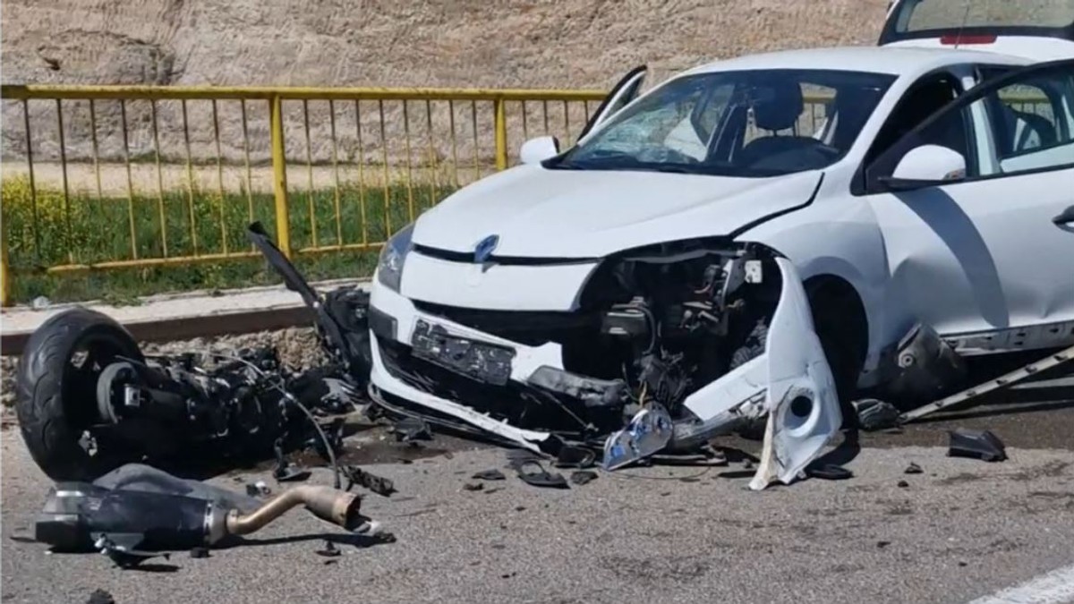 (FOTO) SKOČIO SA MOTORA DA IZBEGNE SUDAR Oglasio se motociklista koji je izbegao stravičan sudar kod Novog Pazara: Ovo mu je spasilo život