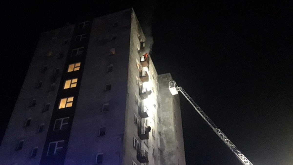 Pożar w bloku w Kielcach. Trzy osoby w szpitalu