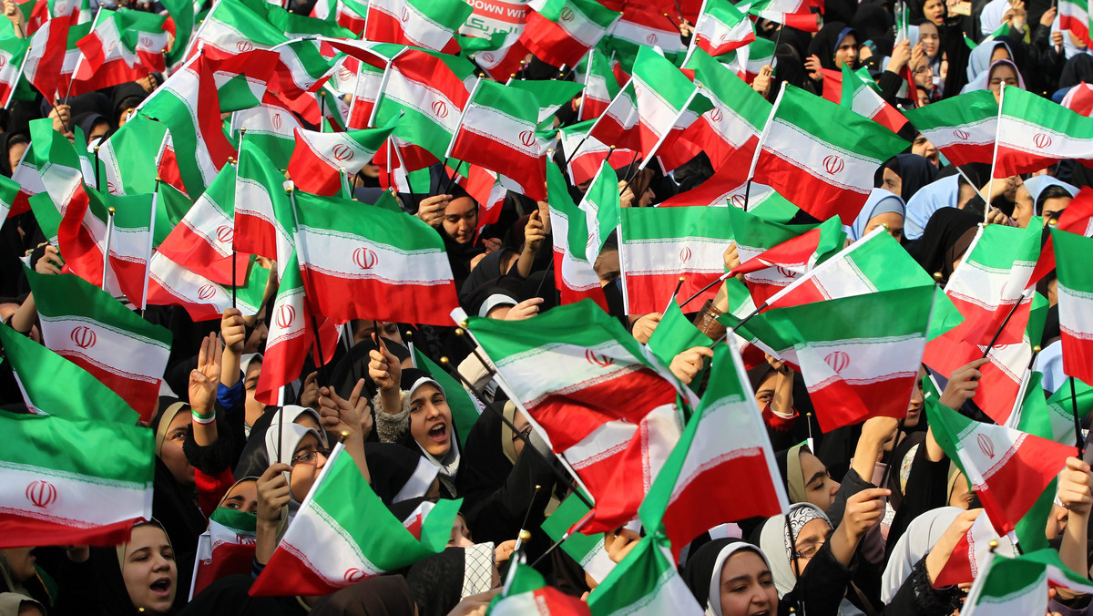 Setki tysięcy ludzi zebrały się we wtorek na ulicach Teheranu, aby świętować 35. rocznicę rewolucji islamskiej, która doprowadziła do obalenia szacha Iranu Mohammada Rezy Pahlawiego i zaprowadzenia rządów radykalnych szyitów.