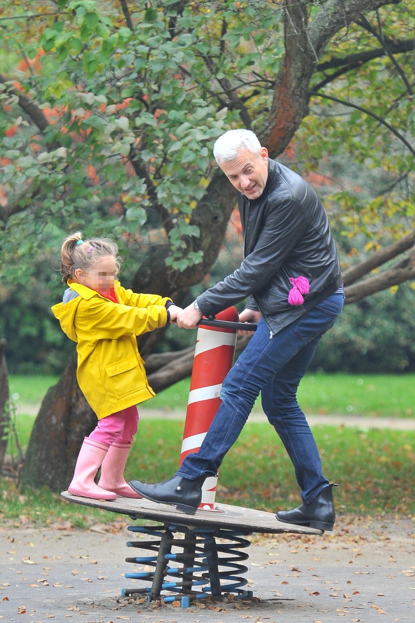 Hubert Urbański z córeczką na placu zabaw