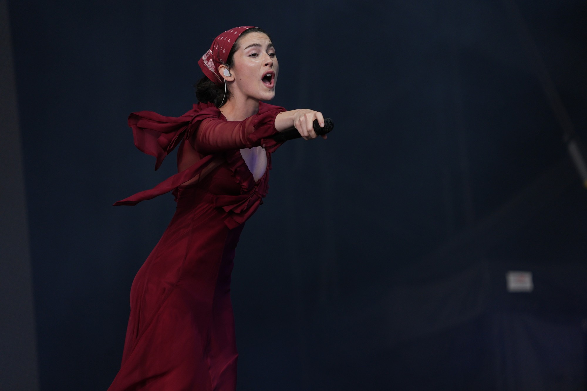 Gracie Abrams kombinuje šatku aj s outfitmi na koncertoch.