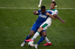 Krychowiak i Rybus z trzema punktami. Szymański zakażony koronawirusem