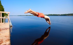 Lekarz ostrzega: Skok do wody na główkę grozi kalectwem, a nawet śmiercią