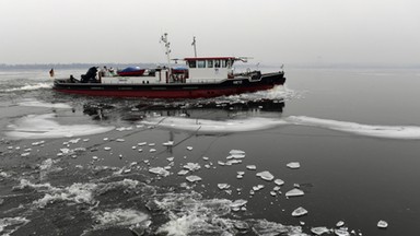 Lodołamacze w akcji. "Tak późno jeszcze nie wypływaliśmy"