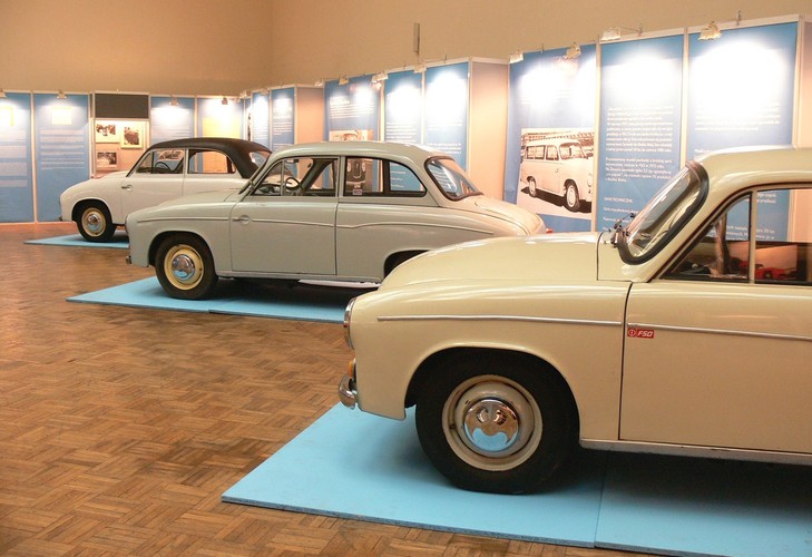 Syrena 104 (w środku) i syrena 105 (na pierwszym planie). Na końcu prototyp syreny 100