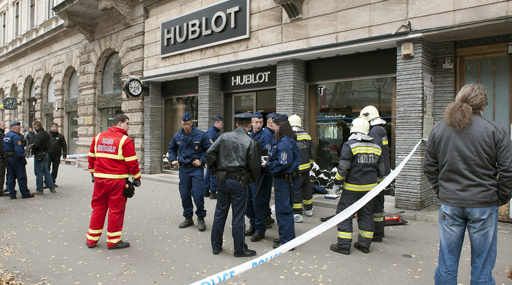 Lezárt terület Budapesten, az Andrássy úton, ahol kirabolták az Hublot luxusórákat árusító üzletet 2014. november 22-én. A rablás során személyi sérülés is történt / Fotó: MTI/Lakatos Péter