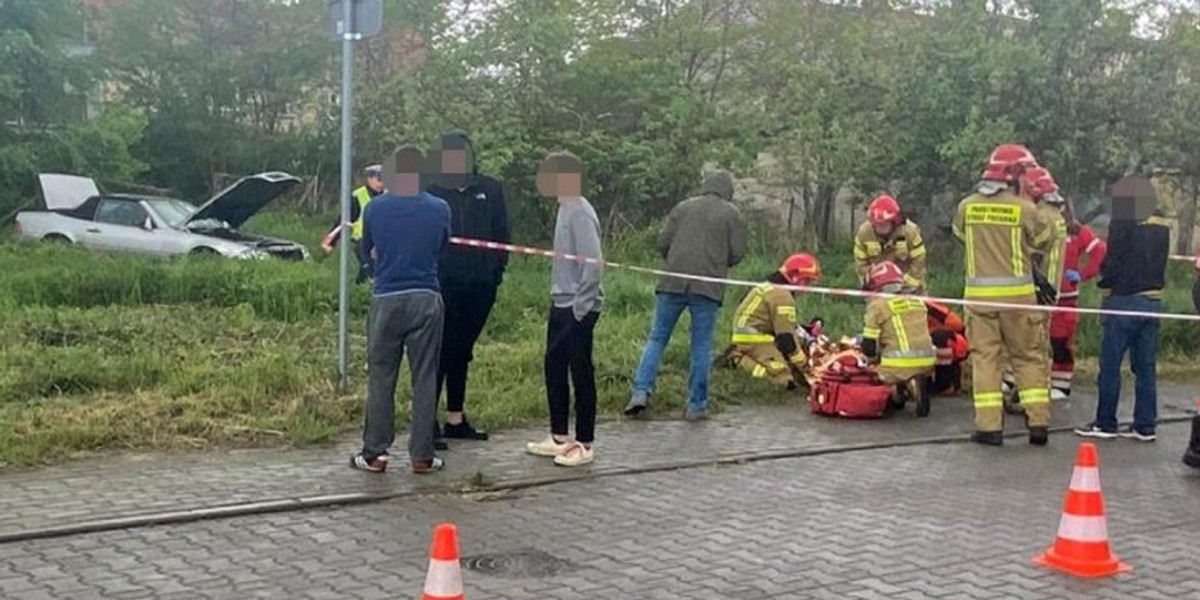 Staranował autem płot i spadł ze skarpy. 7-latka w szpitalu.