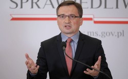 Polska wetuje Kartę Praw Podstawowych UE. "Dziś ofiarą dyskryminacji stają się chrześcijanie"