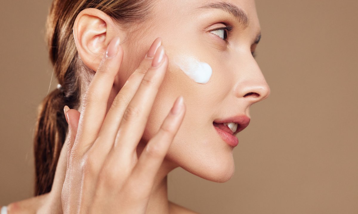 Ten krem działa jak "wypełniacz" zmarszczek. Ma SPF 50+. Polki kupują go na zapas