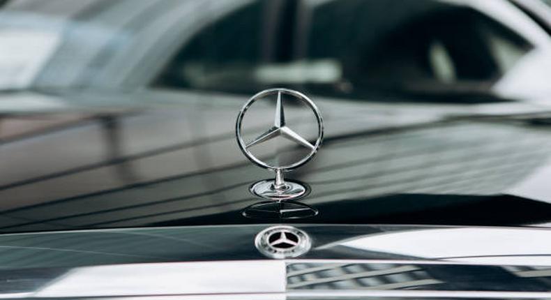 A photo of a Mercedes Benz logo