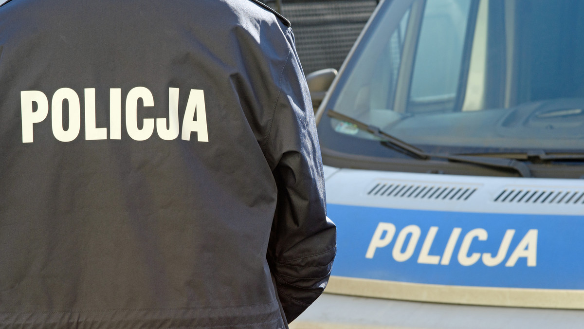 28-latka, który jest podejrzewany o kilkukrotne pchnięcie nożem innego mężczyzny ze skutkiem śmiertelnym, zatrzymali częstochowscy policjanci. Tożsamość ofiary jest ustalana. Sprawę nadzoruje prokuratura.