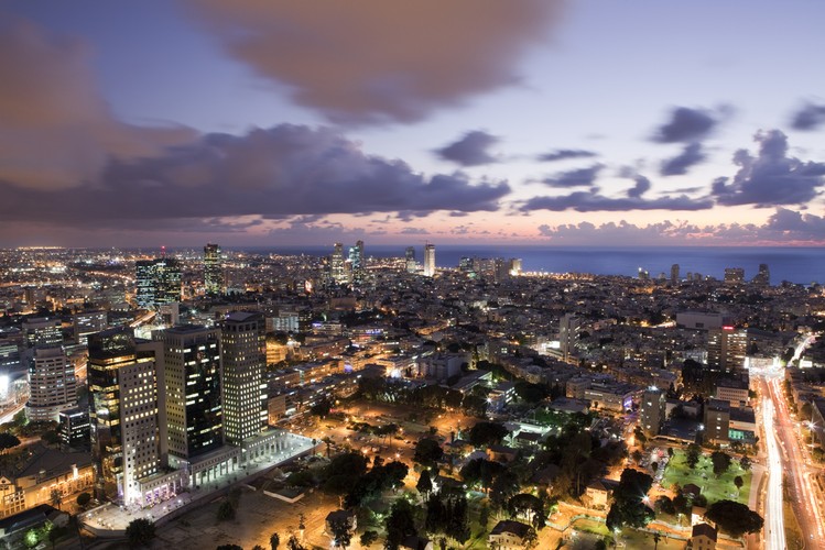Tel Awiw jest najdroższym miastem w regionie i 17. na liście najdroższych na świecie.

Ze względu na bogate życie nocne jest nazywany 'miastem, które nigdy nie śpi'.

Na zdjęciu: Tel Awiw nocą