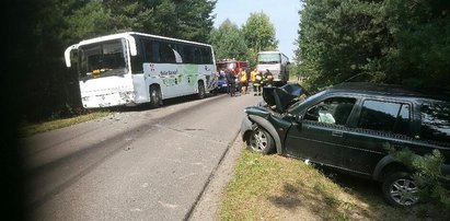 Autobus z dziećmi zderzył się z terenówką. Są ranni