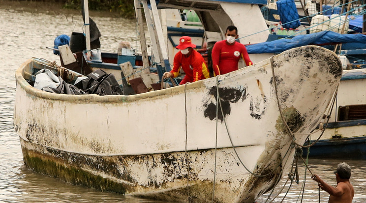 Holttestekkel teli hajó Brazíliában / Fotó: MTI EPA Raimundo Pacco