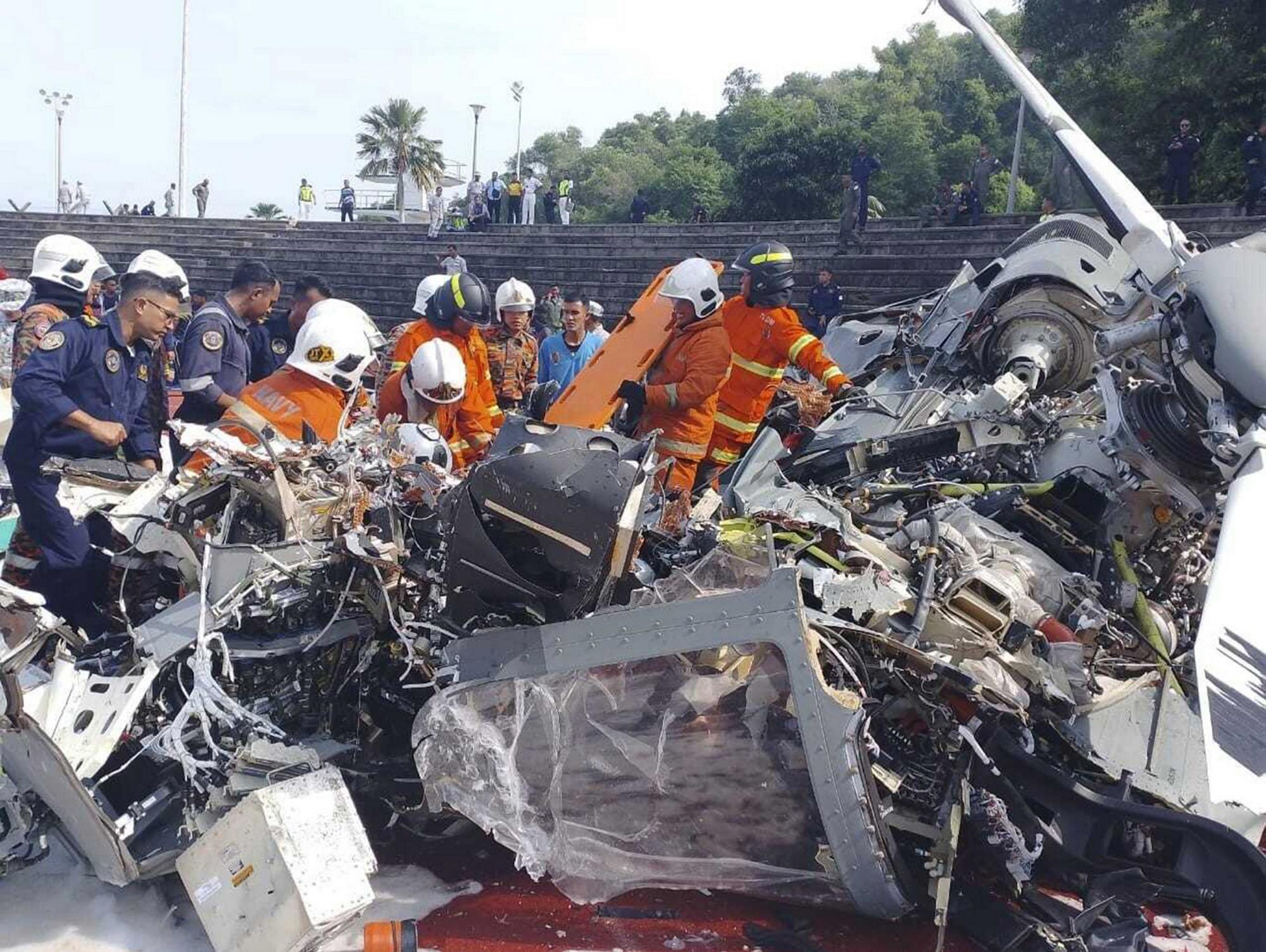 Pri zrážke dvoch malajzijských vojenských vrtuľníkov zomrelo desať ľudí.