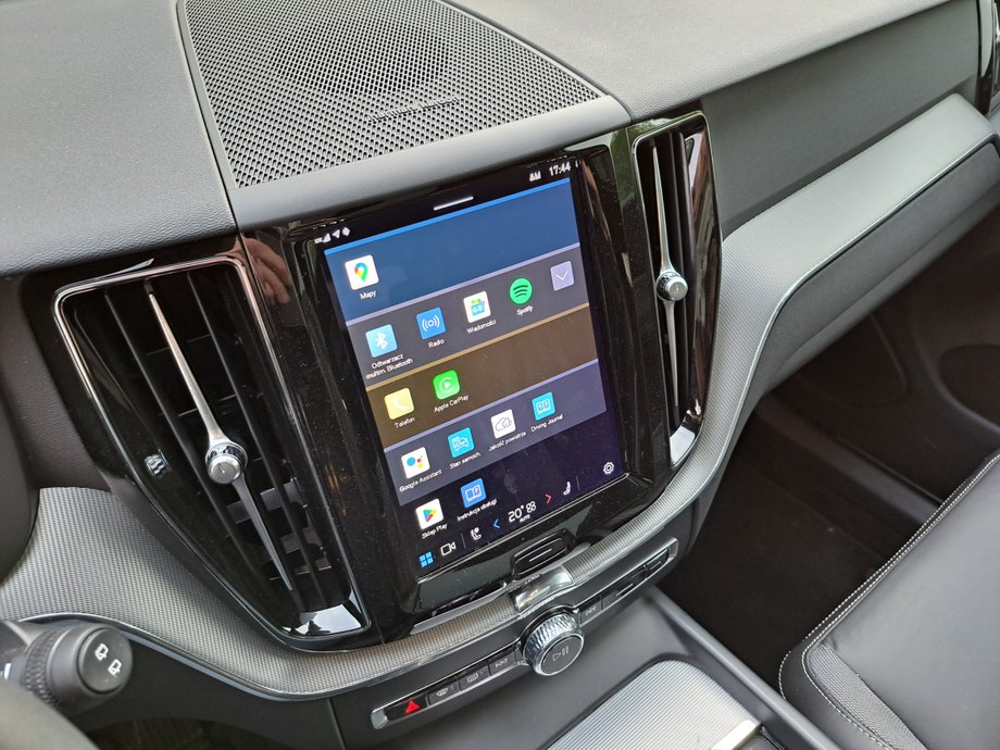 Volvo XC60 korzysta z systemu Android Auto. Dzięki temu mamy dobre mapy, a gdy trzeba, można bez problemu połączyć się z własnym smartfonem.