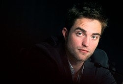 Robert Pattinson gra z Dylanem